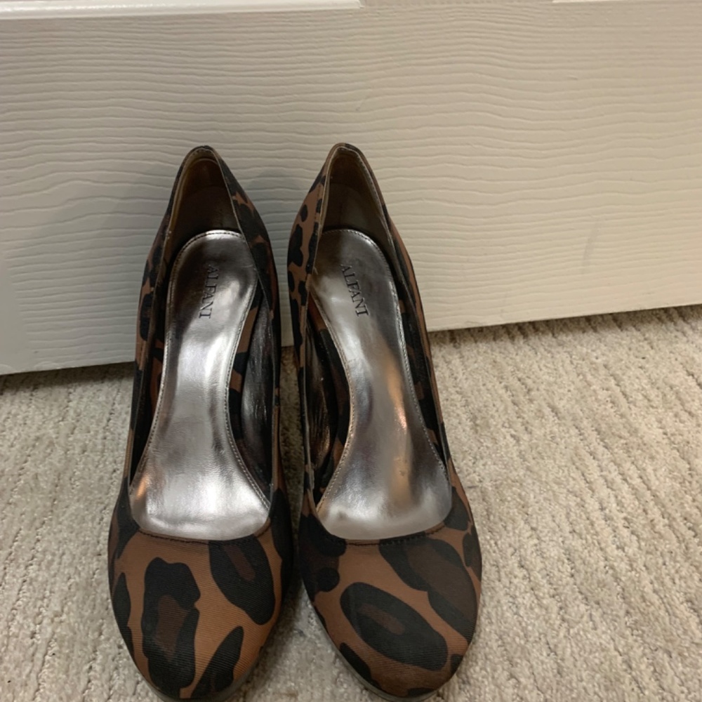 Leopard Heel - Picture 2 of 2